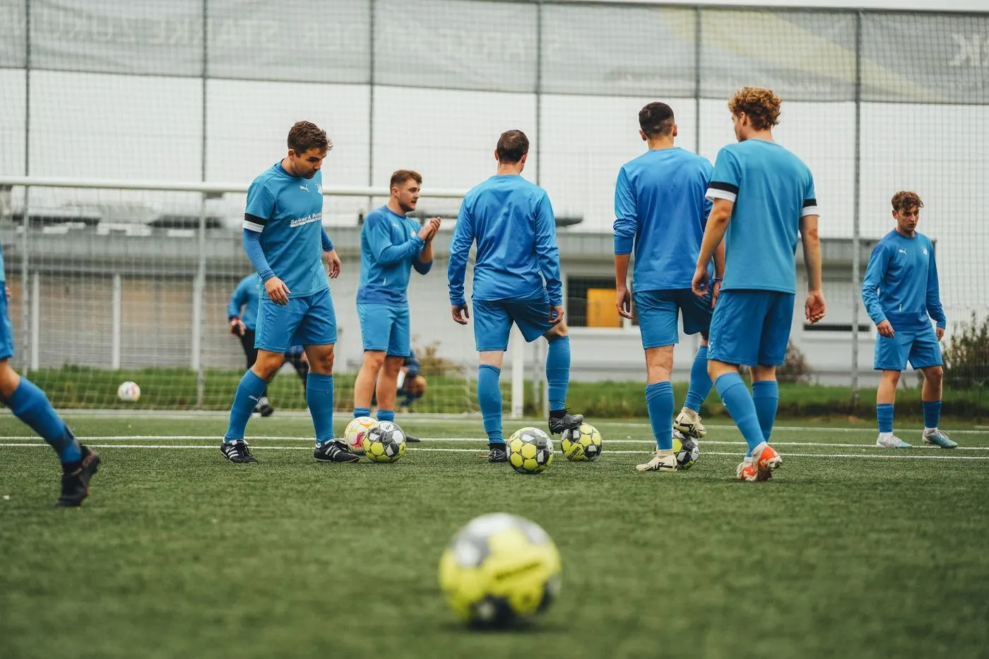 Time treinando em campo
